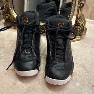 Jordan 13 Retro Playoffs (2023) size 2.5 youth Kids Black and Red Sneakers